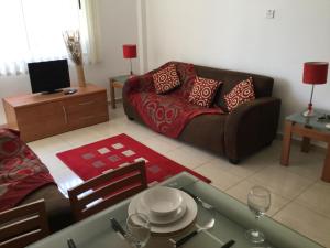 - un salon avec un canapé et une table dans l'établissement D3 - Paphos Riviera - Kato Paphos, à Paphos