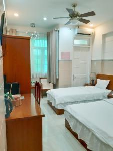 Postel nebo postele na pokoji v ubytování Binh An Hotel