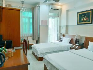 Postel nebo postele na pokoji v ubytování Binh An Hotel