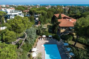 vista aerea di una casa con piscina di Residenze Al Colle Dei Pini a Riccione