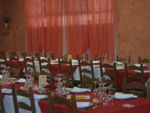 une salle à manger avec des tables et des chaises rouges et des rideaux rouges dans l'établissement Hotel Ristorante Da Gianni, à Bovolone
