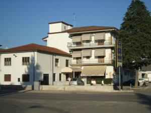 duży biały budynek z znakiem przed nim w obiekcie Hotel Ristorante Da Gianni w mieście Bovolone