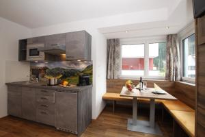Kuchyň nebo kuchyňský kout v ubytování Lärchenheim Apartments