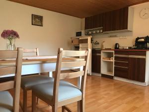 eine Küche mit einem Tisch und Stühlen im Zimmer in der Unterkunft U Pichlerů in Klipec