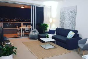 Posezení v ubytování SK2 - CHARMING Skyline CBD w River Views 3 BR Private Apartment