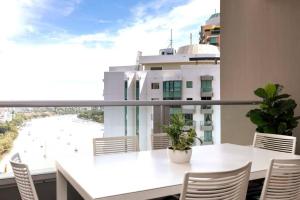 Balkón nebo terasa v ubytování SK2 - CHARMING Skyline CBD w River Views 3 BR Private Apartment