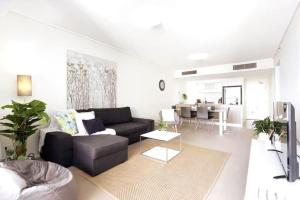 Posezení v ubytování SK2 - CHARMING Skyline CBD w River Views 3 BR Private Apartment