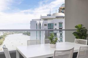 Balkón nebo terasa v ubytování SK2 - CHARMING Skyline CBD w River Views 3 BR Private Apartment