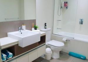 Koupelna v ubytování SK2 - CHARMING Skyline CBD w River Views 3 BR Private Apartment