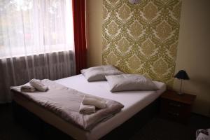 um quarto com uma cama com toalhas em Zajazd Pod Kominkiem - Brzoza koło Torunia em Toruń