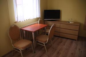 TV a/nebo společenská místnost v ubytování Zajazd Pod Kominkiem - Brzoza koło Torunia