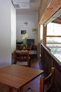 salon z drewnianym stołem i jadalnią w obiekcie B&B IL PINO w mieście Pescocostanzo