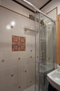 La salle de bains est pourvue d'une douche et d'un lavabo. dans l'établissement B&B IL PINO, à Pescocostanzo
