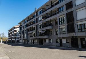 eine leere Straße vor einem Wohnhaus in der Unterkunft Bidasoa by Basquelidays in Irún