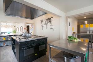 Cuisine ou kitchenette dans l'établissement Bridge Backpackers