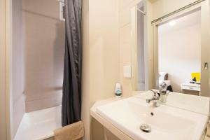 Salle de bains dans l'établissement Bridge Backpackers