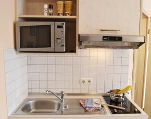 Kuchyň nebo kuchyňský kout v ubytování Mikro Apartments Erding