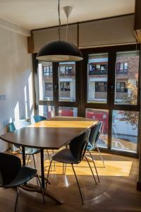 ein Esszimmer mit Tisch und Stühlen in der Unterkunft Bidasoa by Basquelidays in Irún + 4 Fotos