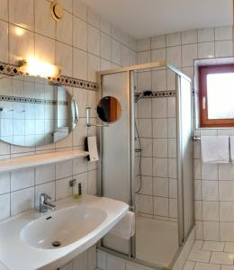 Ett badrum på Alpen Appartements Lärchenhof