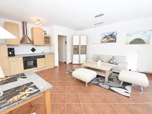 a kitchen and living room with a table and chairs at Ferienwohnung Ostseebrise in Thiessow