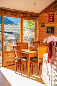 een eetkamer met een houten tafel en stoelen bij The Dragon Barn - Grenier in Ascou