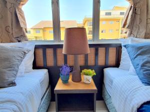 バンティングにあるGold Coast Morib Studio l Apartment I Penthouseのベッド2台、ランプ1台が備わる客室です。 +37枚の写真