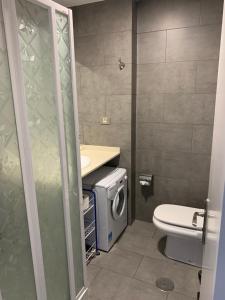 La salle de bains est pourvue de toilettes, d'un lavabo et d'un lave-linge. dans l'établissement Marsin Playa 107 Vivienda Vacacional, à Las Palmas de Gran Canaria