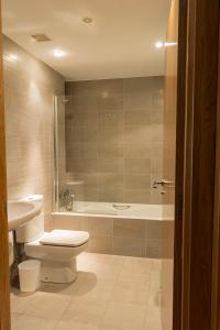 łazienka z toaletą i wanną w obiekcie Bidasoa by Basquelidays w mieście Irún