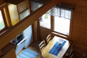 an overhead view of a table and chairs in a cabin at Tallbarren in Rälla