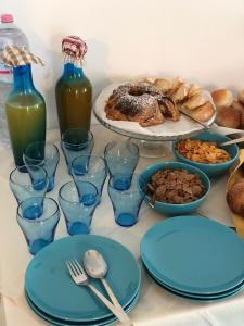 una mesa cubierta con platos azules y tazones de comida en Residenza Sveva, en Ravello