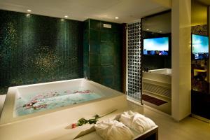 A bed or beds in a room at Viola Mhotel