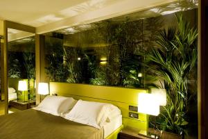 A bed or beds in a room at Viola Mhotel