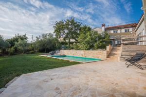 Πισίνα στο ή κοντά στο Villa Hideaway with heated pool, sauna & bikes