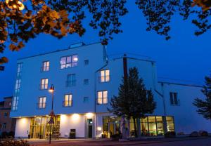 ein Gebäude mit nachts eingeschaltetem Licht in der Unterkunft Mythenresort Heimdall in Thale