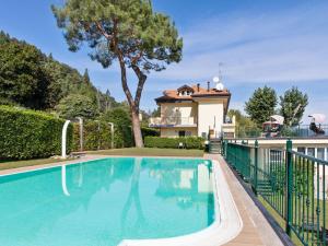 basen przed domem w obiekcie Residence located on the shores of Lake Maggiore w mieście Meina