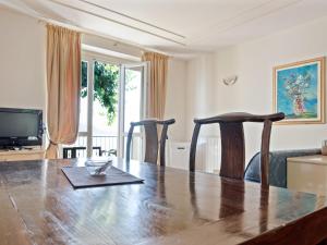 jadalnia z drewnianym stołem i 2 krzesłami w obiekcie Residence located on the shores of Lake Maggiore w mieście Meina
