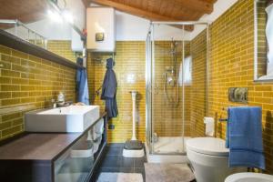 Ванна кімната в Casa Monet, 200 mt dal mare, clima, Wi-Fi