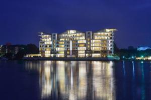 un grand bâtiment sur l'eau la nuit dans l'établissement The Seattle Residences and Spa, à Lagos