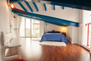 ein Schlafzimmer mit einem blauen Bett in einem Zimmer in der Unterkunft La Postoca in Viavélez