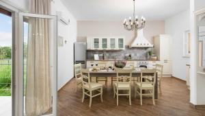 a kitchen and dining room with a table and chairs at Charming villa Tartufo with private pool near Pula in Svetvinčenat