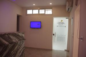 Sjónvarps- og/eða afþreyingartæki á Farida Pyramids Boutique Hotel