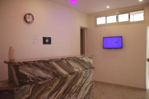 Sjónvarps- og/eða afþreyingartæki á Farida Pyramids Boutique Hotel
