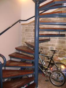 rower zaparkowany obok schodów w obiekcie Studio Pistura w Splicie