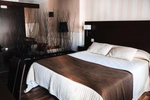 A bed or beds in a room at Hotel Rural Plaza Mayor Chinchon