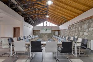 テラヴィにあるSavaneti Eco Hotelの大きな会議室(長いテーブルと椅子付)