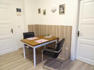 een eettafel en 2 stoelen in een kamer bij Ferienwohnungen "Kajüte Leer", 15199 in Leer