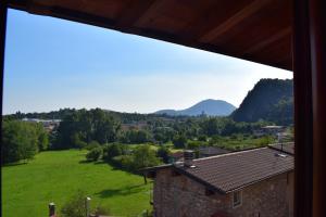 VobarnoにあるAppartamento El Cioの家から緑地や山々の景色