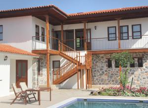 uma casa com um deque e uma piscina em Aydos Konakları em Muğla