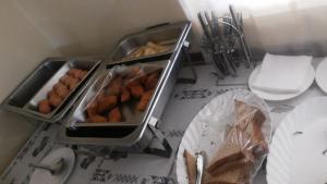 una cocina con dos bandejas de comida en un mostrador en Kalalo Cottage Inn en Pakwach East