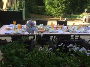 una mesa de picnic con comida y bebidas. en Château de la Prade, en Bram